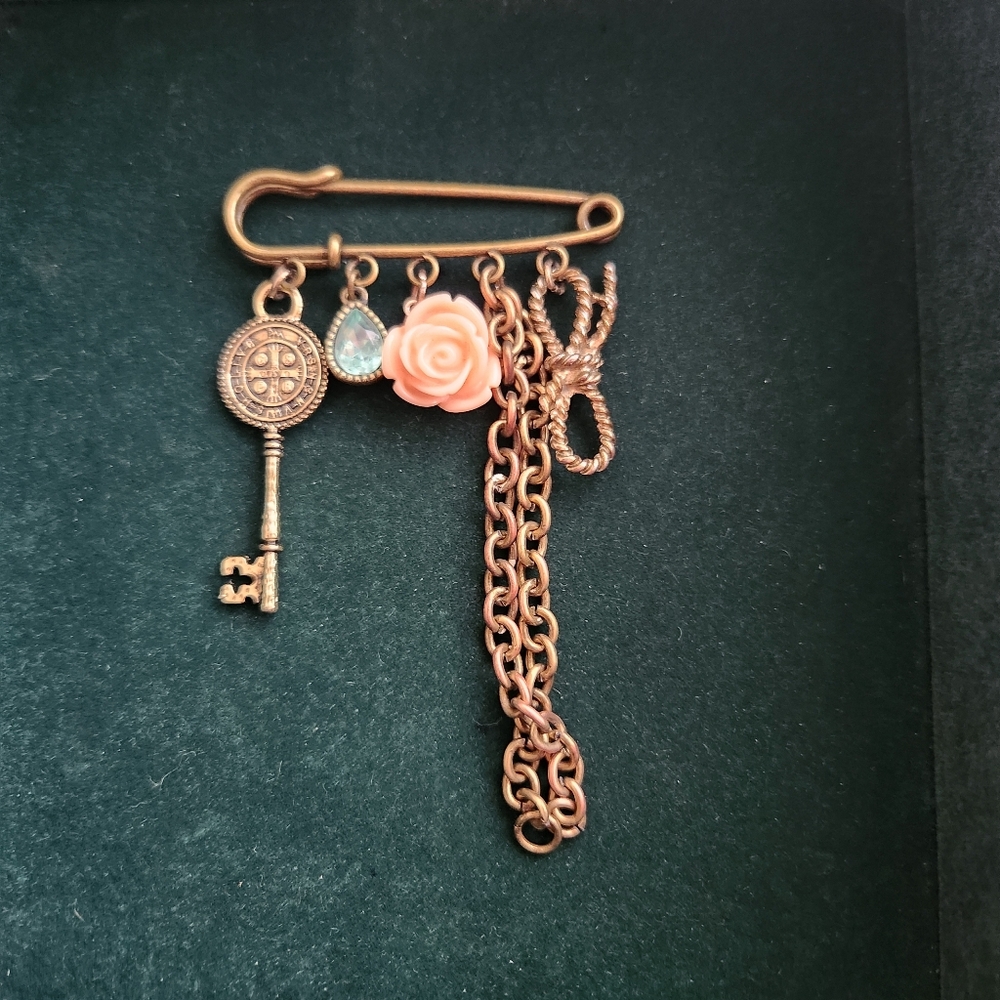 Vintage Style Charm Brooch Pin with Key and Rose Charms